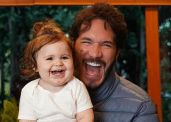 Eliezer compartilha declaração de amor da filha Lua e se emociona