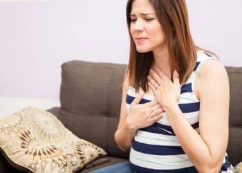 Por que o aumento da azia na gravidez ocorre?