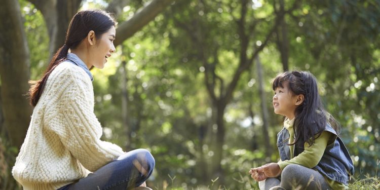 conversa entre mãe e filha / Créditos: depositphotos.com / imtmphoto