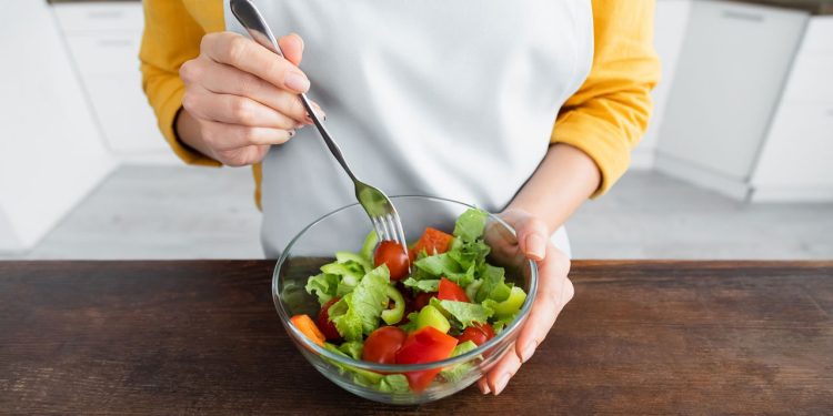 Como montar uma salada vitaminada rápida e nutritiva?