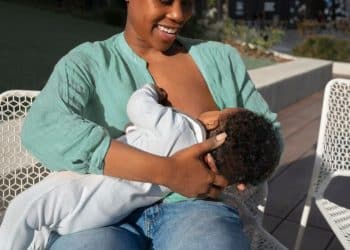 Mãe é repreendida pela família do marido por amamentar o filho em público: “Distração”