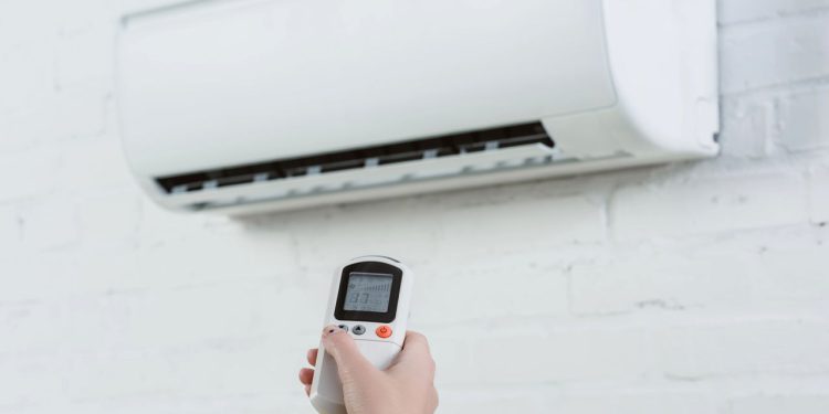 Quem coloca o ar-condicionado nesta temperatura economiza até 25% na conta de luz!