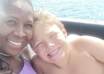 Ex-babá de filho Neymar dá a volta por cima e muda de país