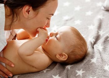 Bebê de 2 meses: sono, estímulos e curiosidades dessa fase