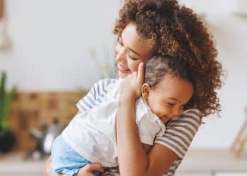 O bebê dormiu mamando: preciso acordá-lo para arrotar?