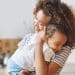 O bebê dormiu mamando: preciso acordá-lo para arrotar?