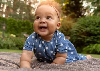 Assistir telas faz mal para bebês e crianças pequenas?