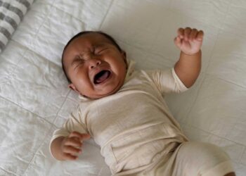 Por que bebê não faz birra? Saiba como lidar com as primeiras crises