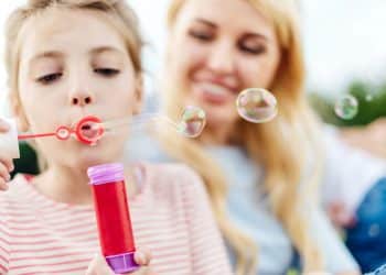 Bolhas de sabão, diversão e desenvolvimento infantil