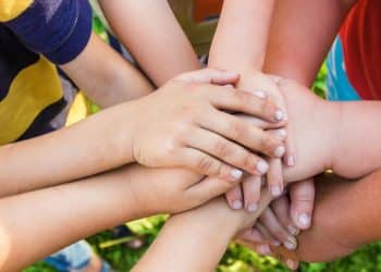 Brincadeiras em equipe, o poder da colaboração na infância