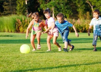 Bola, diversão e ação! Brincadeiras para jogar com amigos