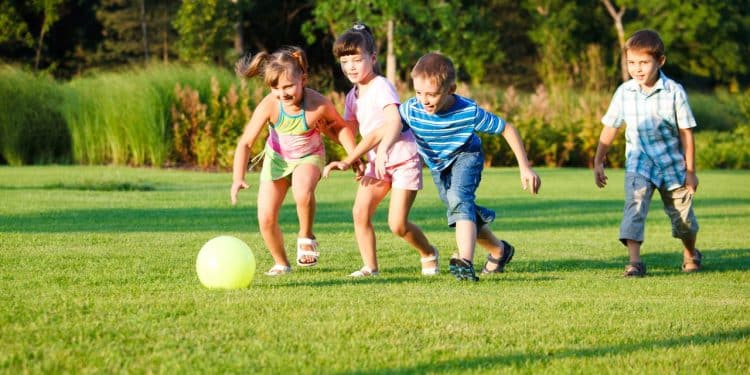 Bola, diversão e ação! Brincadeiras para jogar com amigos
