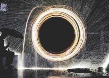 Buraco negro mais próximo da Terra explode 6 vezes ao dia, aponta estudo