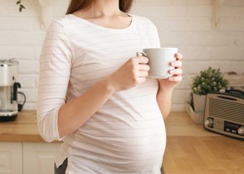 Café na gravidez pode causar TDAH? O que a ciência já descobriu