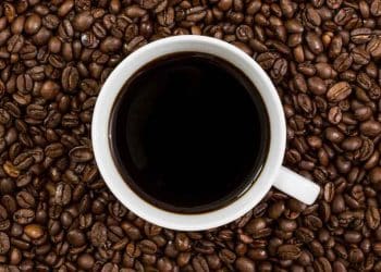 Café na gravidez pode causar TDAH? O que a ciência já descobriu