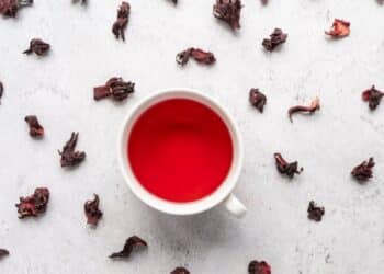 Chá de hibisco: benefícios para pressão arterial, perda de peso