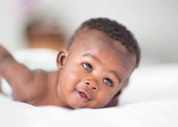 A cor dos olhos dos bebês muda com o tempo?