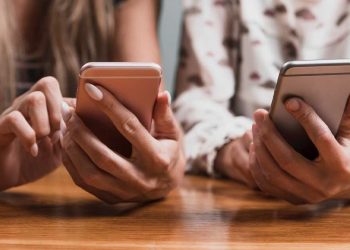 Gêmeas separadas ao nascer se reencontram graças ao TikTok e expõem adoção ilegal