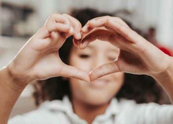 Mães sentem mais alegria na maternidade do que esperavam, diz estudo