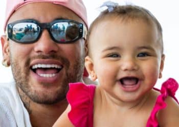 Neymar vira modelo de maquiagem de Mavie; veja o vídeo