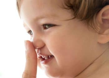 O poder do olfato e do toque no desenvolvimento dos bebês desde cedo