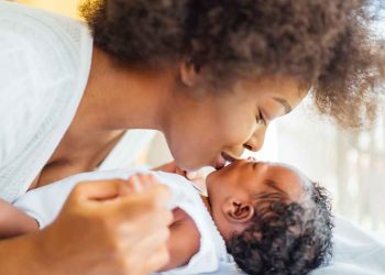 Mães sentem mais alegria na maternidade do que esperavam, diz estudo