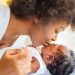 Mães sentem mais alegria na maternidade do que esperavam, diz estudo