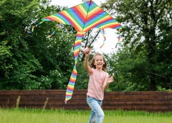 A brincadeira de soltar pipa, diversão que voa alto