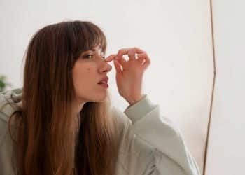 Poros dilatados no rosto? Veja 8 dicas para minimizar