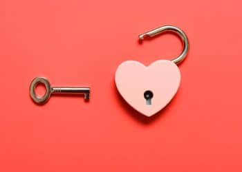 Quando começar a bater na porta do quarto das crianças? Saiba a idade certa