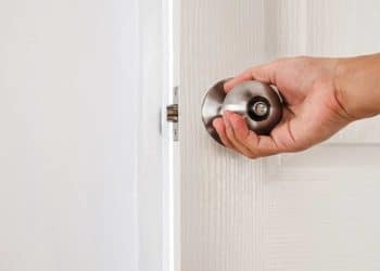 Quando começar a bater na porta do quarto das crianças? Saiba a idade certa