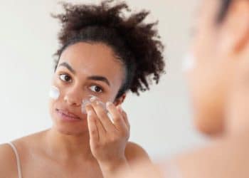 5 massagens faciais para transformar sua rotina de cuidados com a pele