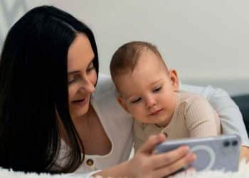 Assistir telas faz mal para bebês e crianças pequenas?