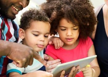 Assistir telas faz mal para bebês e crianças pequenas?