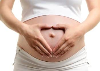 Por que o umbigo fica mais exposto durante a gestação?