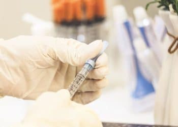 Vacina contra dengue: veja para quem está disponível e como tomar