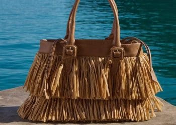 O acessório do momento? As bolsas de franjas estão roubando a cena!