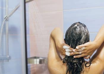 O passo a passo para lavar o cabelo corretamente e garantir fios saudáveis