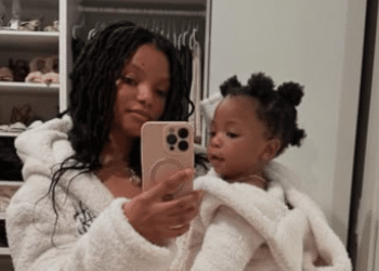 Halle Bailey não segura as lágrimas ao ver filho reconhecê-la como Ariel! Assista ao momento emocionante