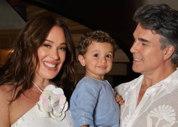 Claudia Raia e o marido curtem Portugal com o filho Luca