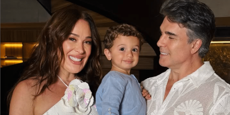 Claudia Raia e o marido curtem Portugal com o filho Luca