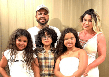 Família em destaque! Dentinho e Dani Souza aproveitam viagem com os filhos