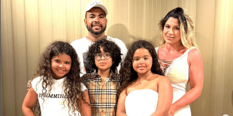Família em destaque! Dentinho e Dani Souza aproveitam viagem com os filhos