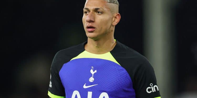 Richarlison e Amanda Araujo Revelam Gravidez e Chá Revelação em Londres!