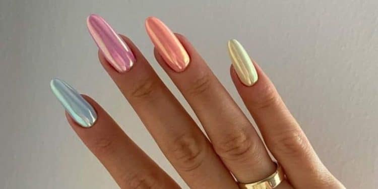 Esmaltes metálicos e com glitter para unhas incríveis de Carnaval