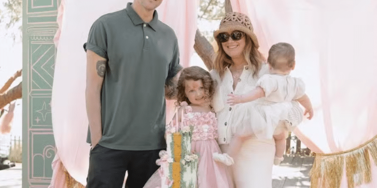 Celebração de Amor: Ashley Tisdale Comemora os 4 Anos de Jupiter com Estilo