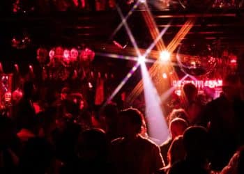 Conheça a balada para mães, que virou tendência ao redor do mundo