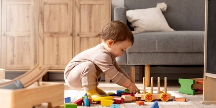 Os brinquedos ajudam muito a coordenação dos bebês (Foto: Freepik)