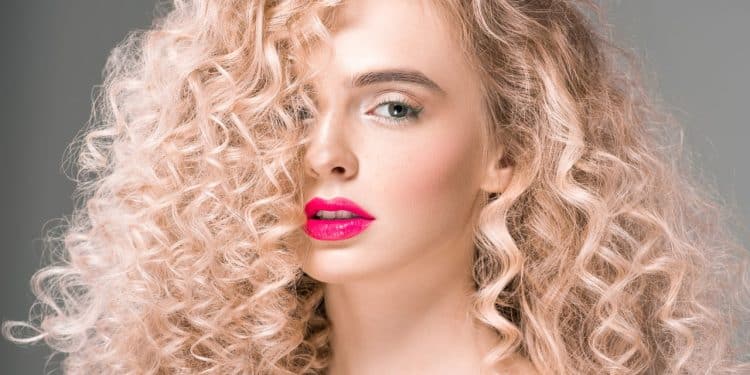 O Poder do cacho! Como o visual natural está inspirando gerações