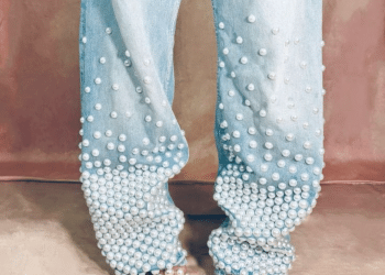 Transforme o básico em brilho! Calças jeans com pérolas estão em alta